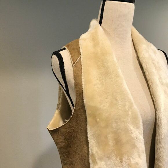 Open fake fur vest size M - Picture 2 of 12